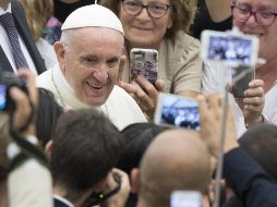 El Papa Francisco convive con miles de fieles, quienes tratan de tomar fotografías del encuentro. EFE/M. Brambatti