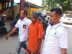 Jago, el supuesto chamán, afronta una pena de hasta 15 años de prisión. ESPECIAL/thejakartapost.com