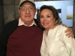 En la foto, tomada en su departamento de Polanco horas antes del anuncio de su absolución por los delitos de lavado de dinero y delincuencia organizada, Gordillo está acompañada de Luis Morales, familiar suyo. SUN