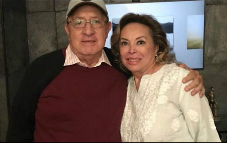 En la foto, tomada en su departamento de Polanco horas antes del anuncio de su absolución por los delitos de lavado de dinero y delincuencia organizada, Gordillo está acompañada de Luis Morales, familiar suyo. SUN