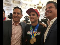 Un total de 54 atletas acudió al recibimiento. En la imagen posa junto al director del Code, André Marx Miradan, y el clavadista Iván García. EL INFORMADOR / D. Reos