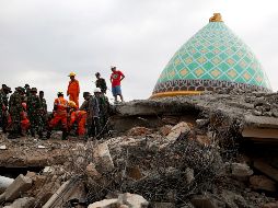 Las tareas de rescate continúan entre los escombros de los hogares y algunas mezquitas que quedaron derruidas. EFE / A. Weda