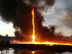 El torbellino de fuego parece vibrar y doblarse cuando es azotado por el viento. AP / Leicestershire Fire and Rescue Service