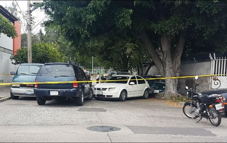 La policía de Guadalajara acudió a resguardar la zona; la circulación se mantiene cerrada. ESPECIAL / A. Villarreal