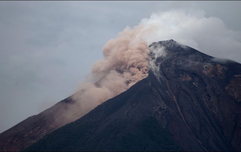 Reportan que el coloso presenta retumbos, ondas de choque y expulsa 