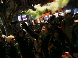 Personas a favor de despenalizar el aborto se retiran de la Plaza del Congreso en la madrugada de este jueves. EFE/D. Fernández