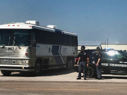 Un autobús de ICE sale de una planta de tomate en O'Neill, Nebraska, después de la redada que tuvo lugar el miércoles. AP/P. Hammel