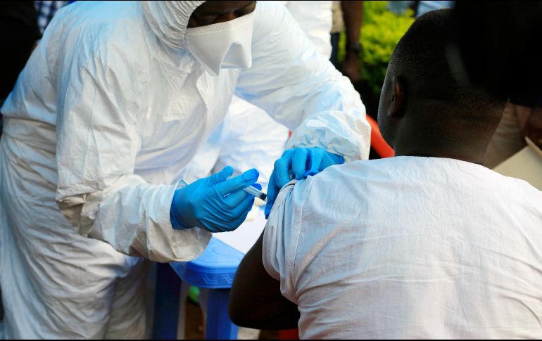 El Ministerio de Salud declara que tiene disponibles en el país tres mil 220 dosis de esta vacuna. AP/A. Kudra