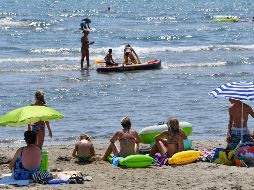 Una colilla ''son 500 litros de agua contaminada'', señalan. ''Si contaminamos el agua con colillas también contaminamos los peces, las ostras y los humanos''. AFP / ARCHIVO