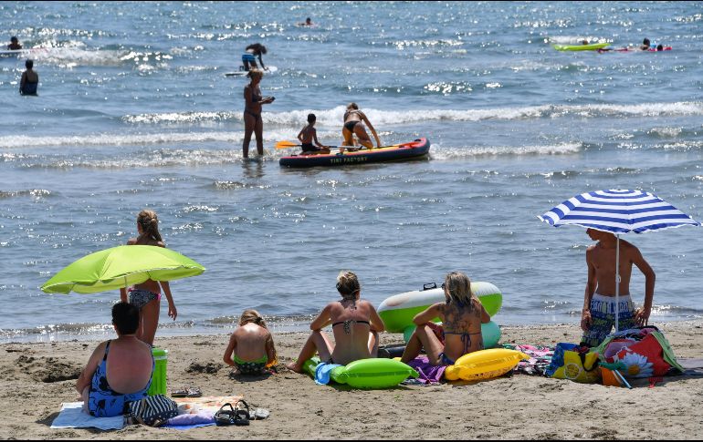 Una colilla ''son 500 litros de agua contaminada'', señalan. ''Si contaminamos el agua con colillas también contaminamos los peces, las ostras y los humanos''. AFP / ARCHIVO