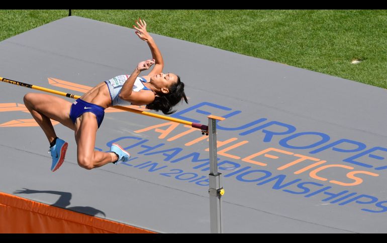 La británica Katarina Johnson-Thompson en un intento de salto de altura del heptatlón, durante el Campeonato de Europa de Atletismo en Berlín, Alemania.