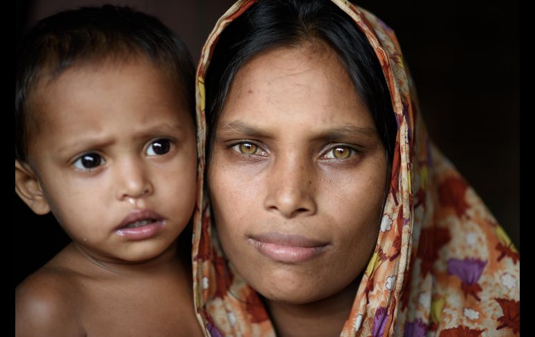 Dola Banu, una refugiada rohinyá de 19 años, posa para una foto junto a su hijo en el campamento Thangkhali, cerca de Cox's Bazar, Bangladesh. AFP/E. Jones