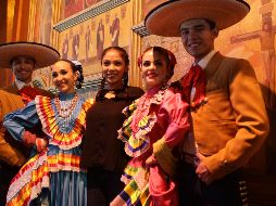 “Ojos de papel volando”. En la imagen, algunos de los participantes del espectáculo que incluye danza, música y actuación.  EL INFORMADOR/G. Gallo