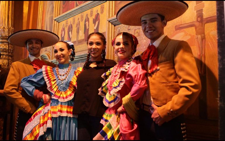 “Ojos de papel volando”. En la imagen, algunos de los participantes del espectáculo que incluye danza, música y actuación.  EL INFORMADOR/G. Gallo