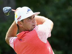 Gary Woodland lanza su tiro desde el noveno “tee” durante la segunda ronda del Championship 2018 de la PGA. AFP/J. Squire