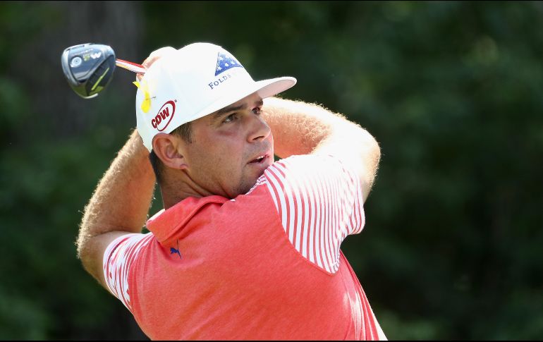 Gary Woodland lanza su tiro desde el noveno “tee” durante la segunda ronda del Championship 2018 de la PGA. AFP/J. Squire