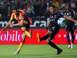 Diego Valdés, uno de los anotadores del juego, dispara sobre la marca de Leobardo López. EFE/L. Enrique