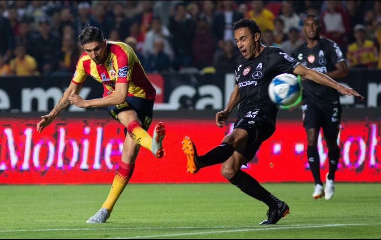 Diego Valdés, uno de los anotadores del juego, dispara sobre la marca de Leobardo López. EFE/L. Enrique