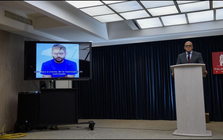 Jorge Rodríguez, ministro de Comunicación, muestra el video donde Juan Requesens, otro diputado detenido, declara contra Borges. AFP/F. Parra