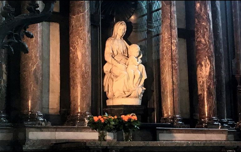 La Madonna de Brujas, un tesoro escondido en la iglesia de Nuestra Señora, fue esculpida por Miguel Ángel; es la única obra del artista italiano que salió de Italia durante su vida. EFE / M. Faro