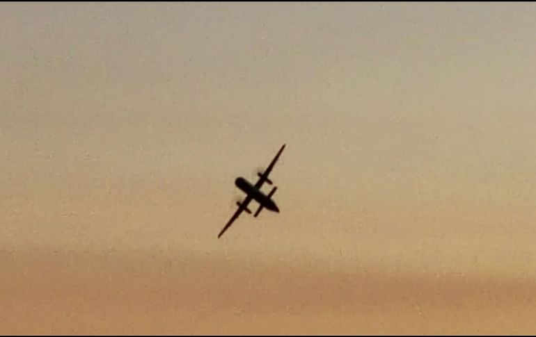 En un audio difundido este sábado, se puede escuchar a los operadores alentar al empleado a aterrizar de manera segura, aunque el hombre se negó a hacerlo. AFP