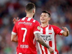 Lozano (D) festeja con el uruguayo Pereiro (I), que abrió el marcador para los Granjeros. TWITTER/@PSV