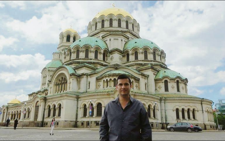 Creador. Su obra hace un enlace entre un cuento y otro, con diálogos directos.