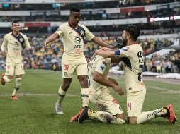 Oribe Peralta abraza a Roger Martínez, quien puso adelante al América. Al festejo se suman Andrés Ibargüen y más atrás Luis Reyes. MEXSPORT