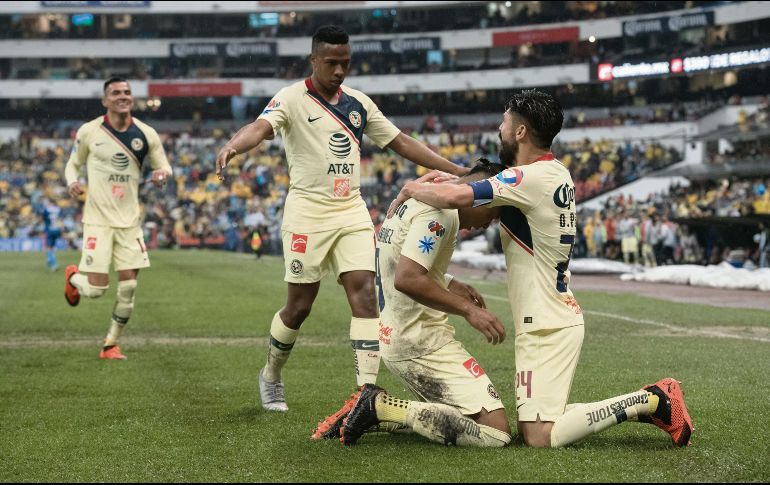 Oribe Peralta abraza a Roger Martínez, quien puso adelante al América. Al festejo se suman Andrés Ibargüen y más atrás Luis Reyes. MEXSPORT