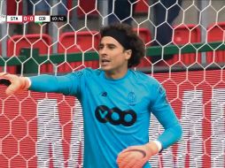 Memo Ochoa. El portero tapatío frenó la única ocasión de peligro por parte del Brujas. ESPECIAL