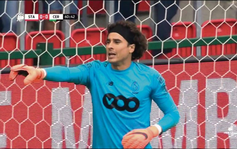Memo Ochoa. El portero tapatío frenó la única ocasión de peligro por parte del Brujas. ESPECIAL