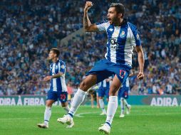 Con el pie derecho. Jesús “Tecatito” Corona celebra tras anotar contra el Chaves en el arranque de la Liga. AFP
