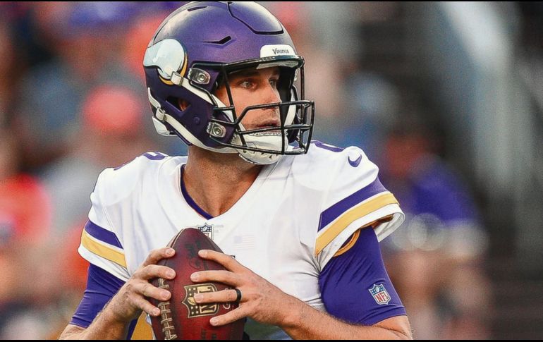 Efectivo. Kirk Cousins mostró buenas hechuras en los pocos minutos que jugó ayer en Denver. AFP/D. Bradford