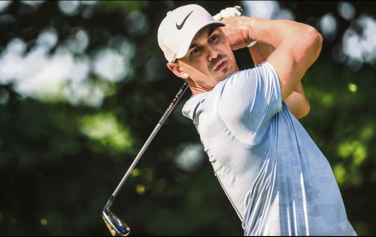 En la cima. Brooks Koepka tuvo una tercera ronda de cuatro bajo par y con ello tomar el primer lugar en San Luis. EFE/T. Maury