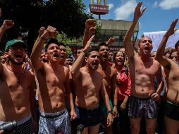 Personas gritan consignas en una manifestación de apoyo al diputado venezolano Juan Requesens, en Caracas. EFE/C. Hernández
