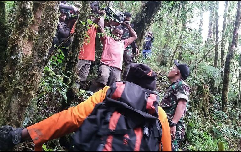 Equipos de rescate trasladan a una ambulancia al único superviviente del percance, quien presentaba una fractura en la mano. AFP/CORTESÍA