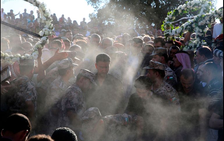 Fuerzas de seguridad y familiares del sargento Hisham Aqarbeh, integrante de una unidad antiterrorista que murió ayer en un ataque, asisten a su funeral en Birayn, Jordania. AFP/K. Mazraawi
