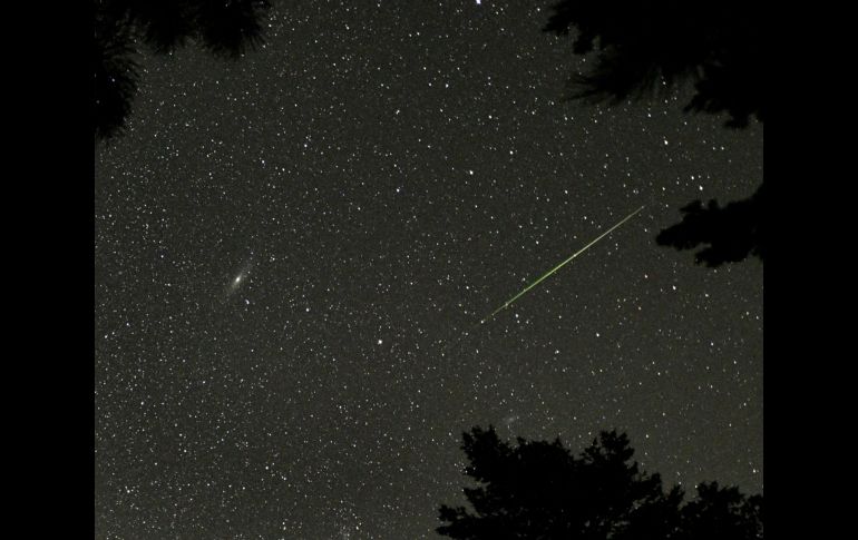 La lluvia de estrellas (d) cerca de la galaxia de Andrómeda (i) en el Parque nacional de las Montañas Rocosas de Colorado, Estados Unidos.