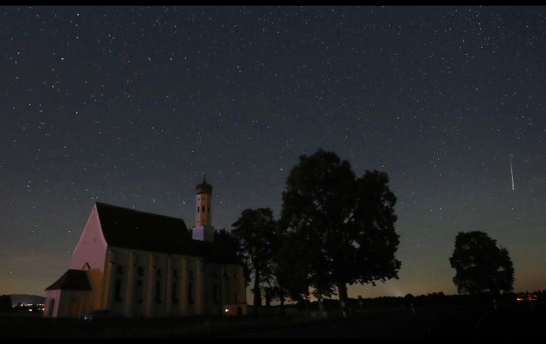 Al entrar en nuestro mundo, esas partículas chocan con las moléculas de la atmósfera. El choque, sumamente violento, produce luz. Cada partícula se transforma entonces en una 