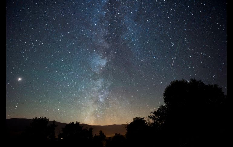 Una lluvia de meteoros junto a la Vía Láctea en la localidad española de Proaño.