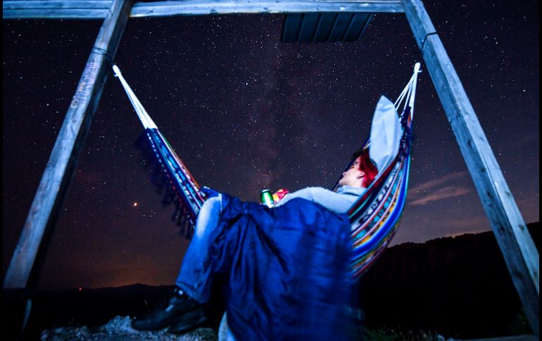 Una pareja observa el espectáculo celeste. Las Perseidas también se conocen como 