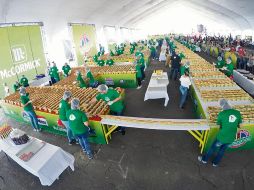 Preparación. Pan, salchichas, mostaza y salsa catsup le pusieron sabor al kilométrico hot-dog, que se extendió en parte de las instalaciones de Calle 2. EL INFORMADOR/A. Camacho