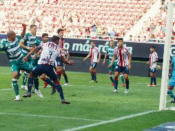 Mal y de malas. Con una marca displicente de la zaga del Rebaño, Matheus Doria (izq.) marcó el primer tanto de Santos ante el Guadalajara, que acumula 11 juegos sin ganar en casa. EL INFORMADOR/G. Gallo