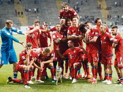 Festejo. Jugadores del Bayern Munich celebran con su trofeo de campeones. EFE