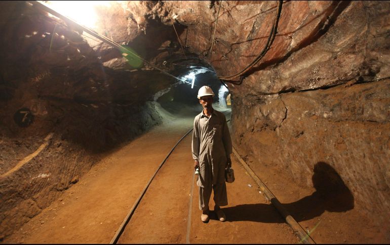 Equipos de emergencia trabajan para rescatar con vida a los atrapados, aunque dudan que esto sea posible. EFE/ARCHIVO