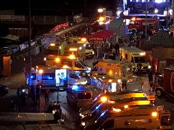 Equipos médicos de emergencias, así como distintos efectivos de las fuerzas de seguridad y bomberos, trabajan en el lugar del accidente. EFE