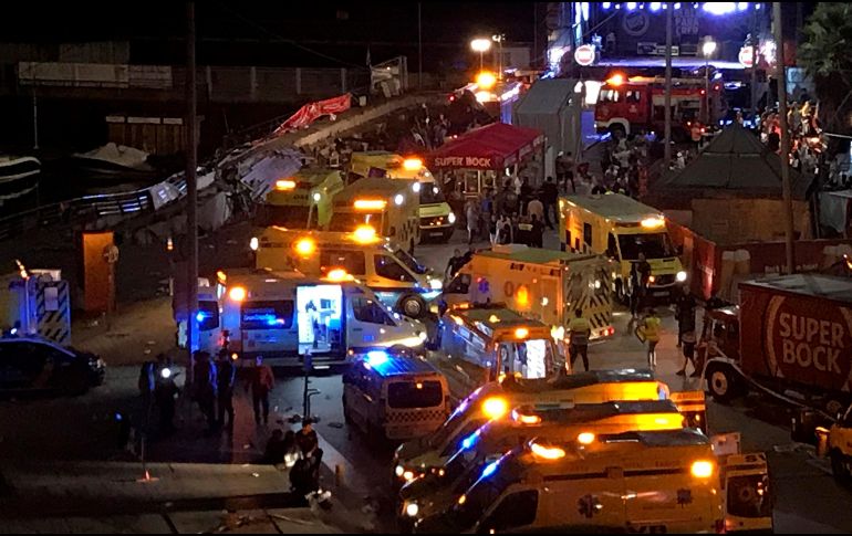 Equipos médicos de emergencias, así como distintos efectivos de las fuerzas de seguridad y bomberos, trabajan en el lugar del accidente. EFE