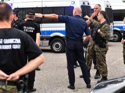 Los evacuados fueron trasladados en autobuses a albergues y tiendas de campaña. TWITTER/@DoRzeczy_pl