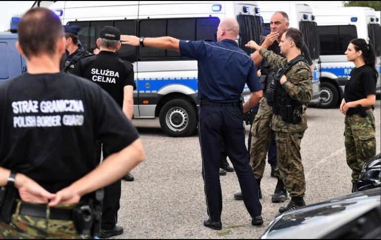 Los evacuados fueron trasladados en autobuses a albergues y tiendas de campaña. TWITTER/@DoRzeczy_pl