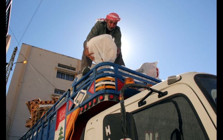 Refugiados sirios juntan sus pertenencias para evacuar la población libanesa de Shebaa y volver a Siria. AFP/A. Dia